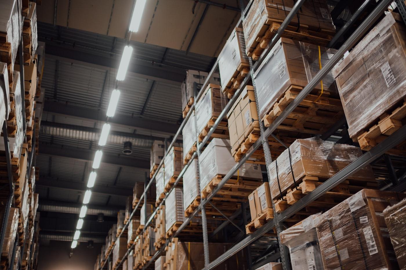 Palettes de cartons sur rayonnage industriel (photo d’illustration)